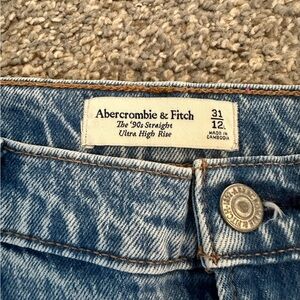 Abercrombie The 90’s Straight Ultra High Rise Jean size 31 Tall